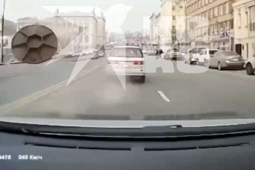Крышка канализационного люка едва не убила автомобилиста во Владивостоке