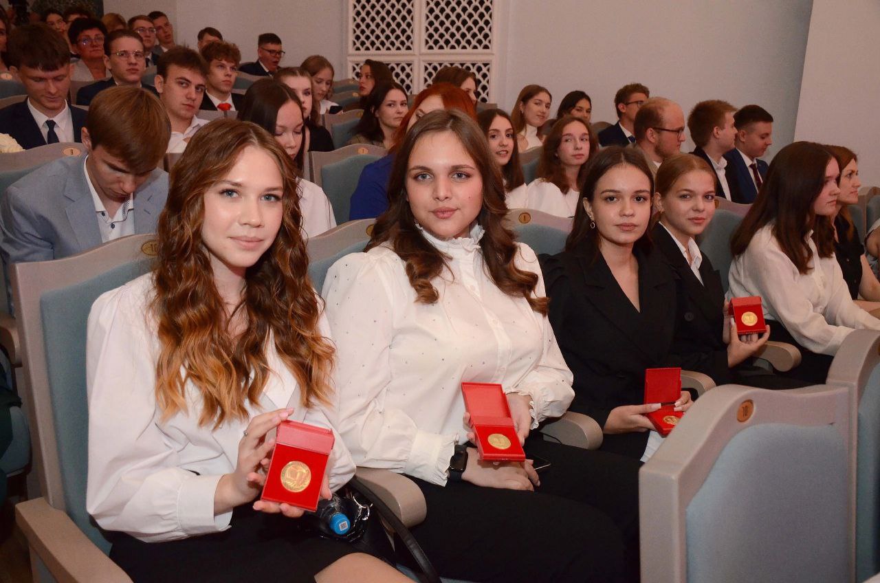 Оренбургские выпускники получат медали за успехи в учебе