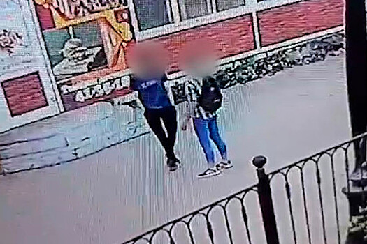Появилось видео нападения школьницы с ножом на 14-летнего подростка в Братске
