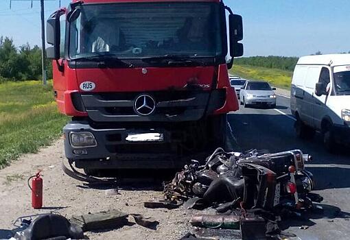 На трассе под Саратовом в столкновении с фурой погиб мотоциклист