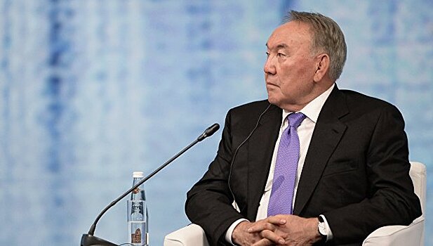 В Казахстане предлагают закрепить в конституции роль президента Назарбаева