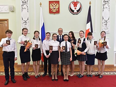 Глава Удмуртии вручил паспорта талантливым детям республики в День России