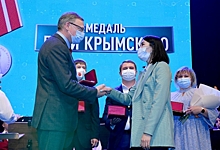 Губернатор Александр Бурков вручил награды омским медикам в честь профессионального праздника