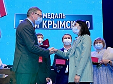 Губернатор Александр Бурков вручил награды омским медикам в честь профессионального праздника