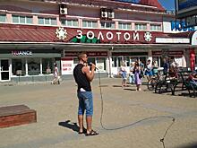 Цветами встречают зрители участников «Культурных обедов» в Вологде