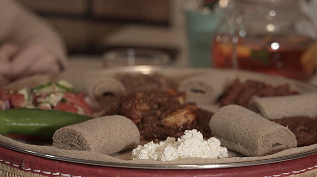 Блюда без тарелок и еда, которая обжигает: чем эфиопская кухня удивляет россиян