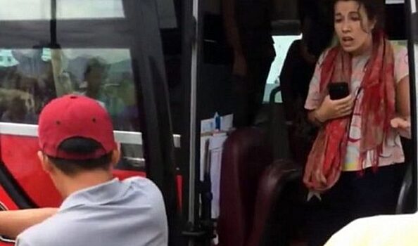 Служащий автобусной компании уволен за то, что он выгнал туристок из автобуса в Нячанге
