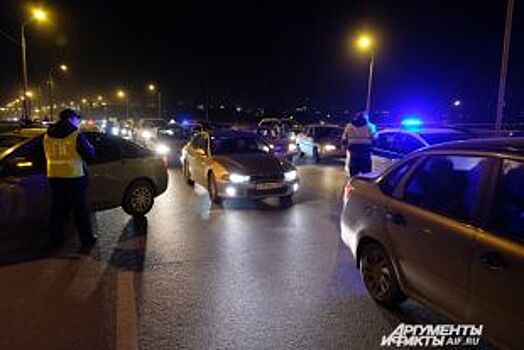 Кроссовер повис на ограждении Ипподромской магистрали в Новосибирске