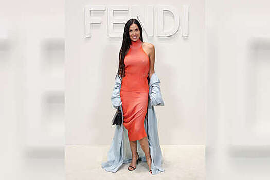 Актриса Деми Мур показала грудь в топе без белья