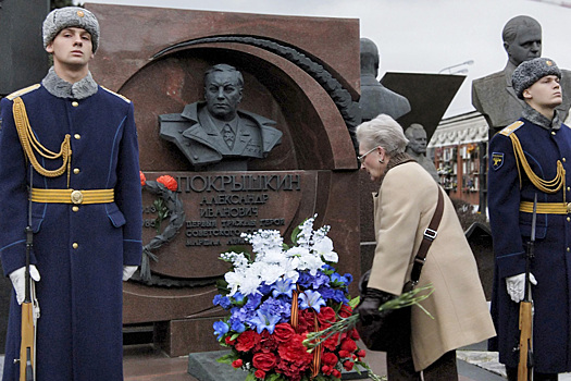 В Москве почтили память первого трижды Героя Советского Союза маршала авиации Александра Покрышкина