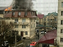 В Махачкале горит дом