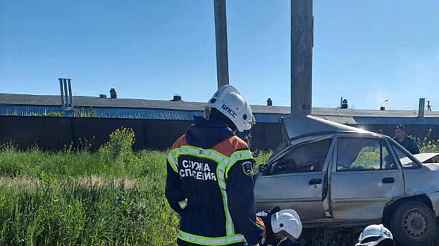 В Балакове водитель «Нексии» протаранил столб и погиб