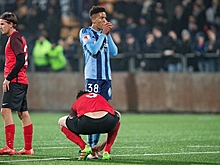 Шведский футболист завязал шнурки сопернику во время матча