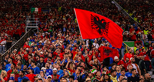 УЕФА предъявил Сербии два обвинения из-за поведения фанатов – за «распространение провокационного сообщения» и бросание предметов на поле