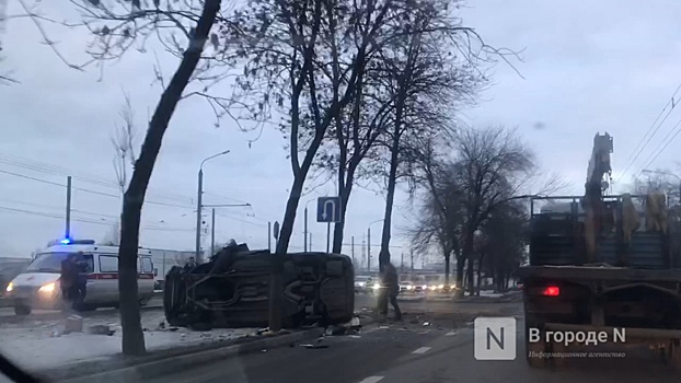 Легковушка опрокинулась у Северной проходной Горьковского автозавода