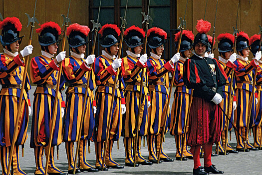 Почему ватиканские военные одеты как шуты гороховые?