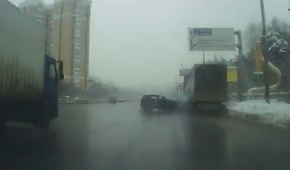Заснувший за рулём водитель влетел в фуру в Москвы