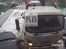 В Казани эвакуатор въехал в легковой автомобиль