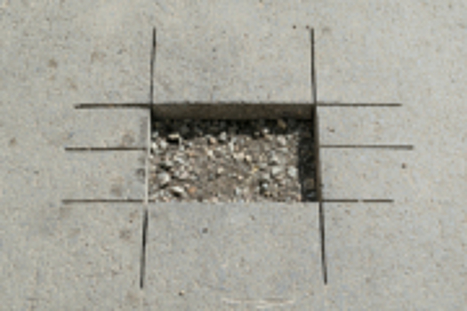 Зачем на дорогах вырезают кусочки асфальта?