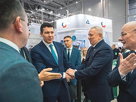 Антон Алиханов посетил стенд ГК "Полипласт" на выставке "Химия-2025"