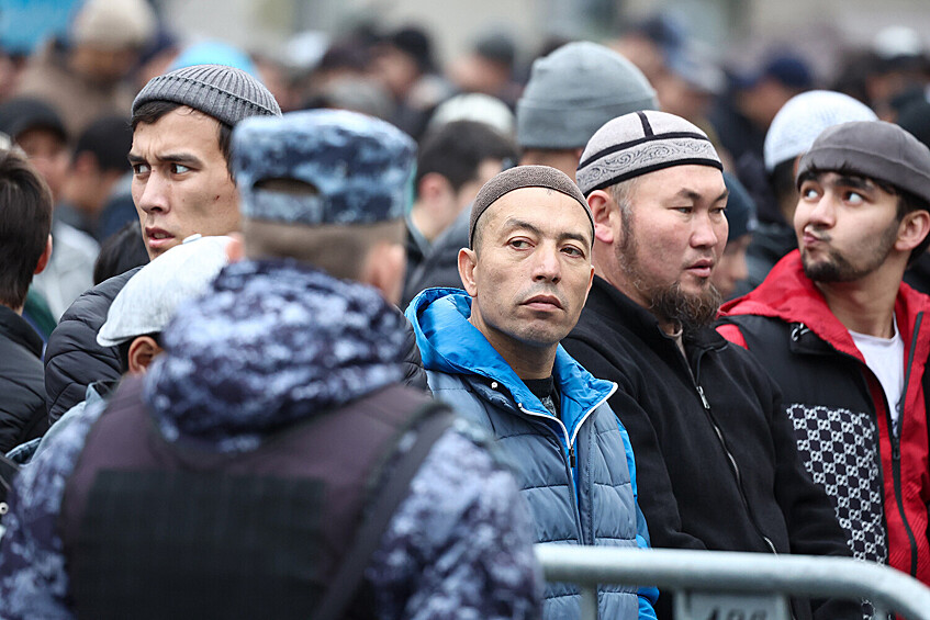 Мусульмане во время торжественного намаза по случаю праздника Ураза-байрам у Соборной мечети, 10 апреля 2024 года