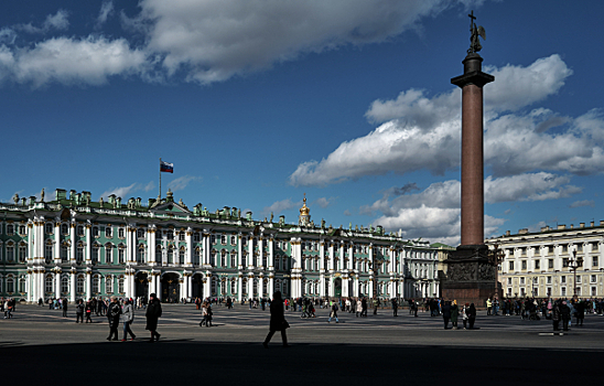 В Петербурге на Дворцовой площади упал беспилотник