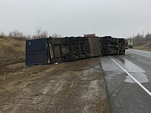 Под Саратовом перевернулась фура с полуприцепом