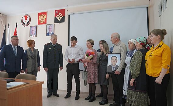 В Малопургинском районе семье погибшего в зоне спецоперации бойца передали госнаграду