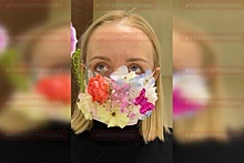 Московские флористы начали украшать медицинские маски живыми цветами
