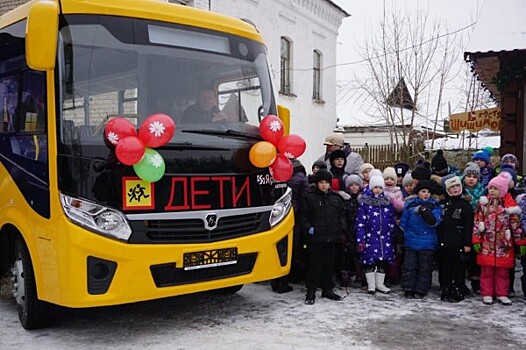 Великосельской средней школе передан современный школьный автобус