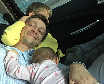 Звезда сериала «След» Евгений Кулаков поделился забавным снимком с особенным сыном и дочерью