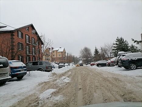 Территории у детских садов и поликлиник в Советском районе завалены снегом