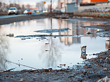 Огромная лужа преградила кузбассовцам вход в подъезд