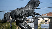 В Петербурге вандалы дважды повредили статую коня на Аничковом мосту