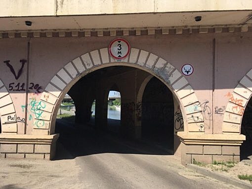 Над аркой Александровского моста орловцы повесили предупредительный знак