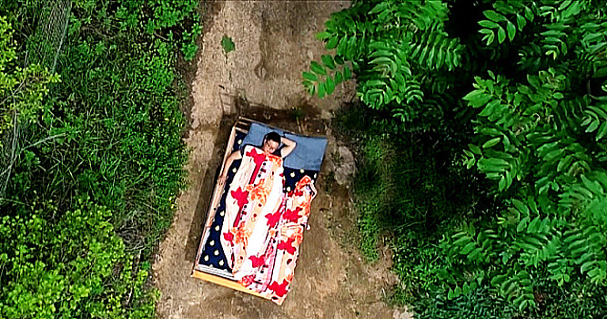 В Китае плотник изобрел передвижную кровать