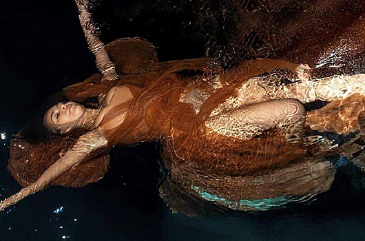 Хлои Кардашьян назвала Ким «фриком» за ночную фотосессию в океане: «Всё нормально у тебя?»