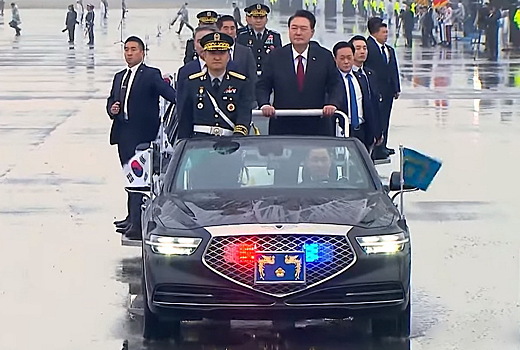 Военный парад в Южной Корее: Maybach, Cadillac и уникальные кабриолеты