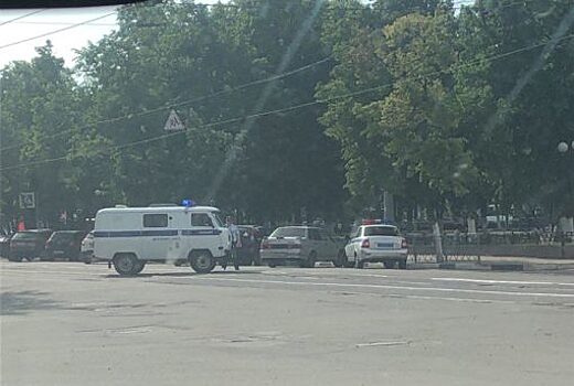 Полицейские проверяют сообщения о "минировании" зданий в Орле