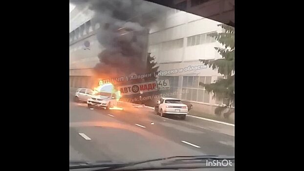 В Курске на Радищева столкнулись и загорелись два автомобиля