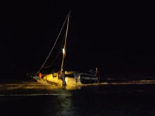 Жители поморской деревни спасли экипаж яхты, терпевшей бедствие во время шторма