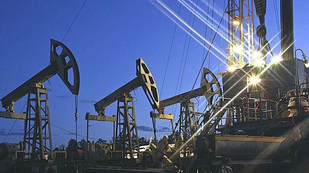 Америка поехала: нефть перевалила за $51