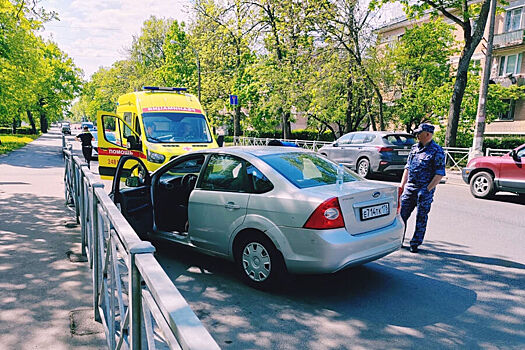 В Петергофе автомобиль с мертвым водителем попал в ДТП