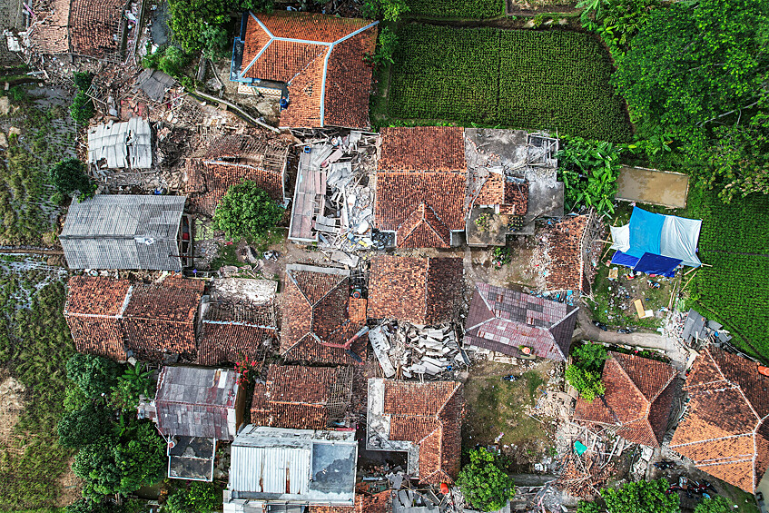 Вид с воздуха на разрушенные дома после землетрясения в Чианджуре, Индонезия, 22 ноября 2022 года