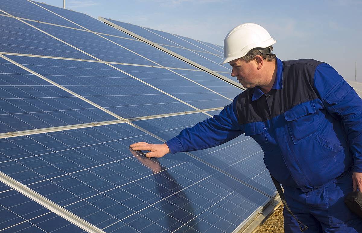 Ученые продлили срок работы дешевых солнечных батарей