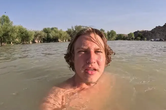 Американский турист пробрался на запрещенный остров и предлагал аборигенам колу и кокосы