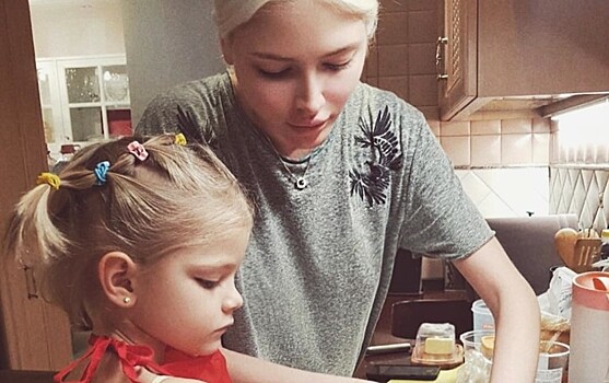 «Кому печеньки с любовью»: Алена Шишкова продемонстрировала семейную идиллию с дочерью