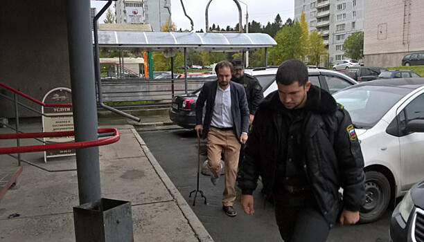 Экс-депутата Гаврилова со сломанной ногой снова доставили в суд
