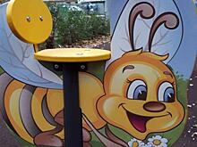 Коммунальщики починили качели в 1-м Краснокурсантском проезде