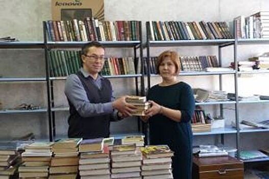 Подарили энциклопедию АиФ. Более 100 книг журналисты передали в библиотеку